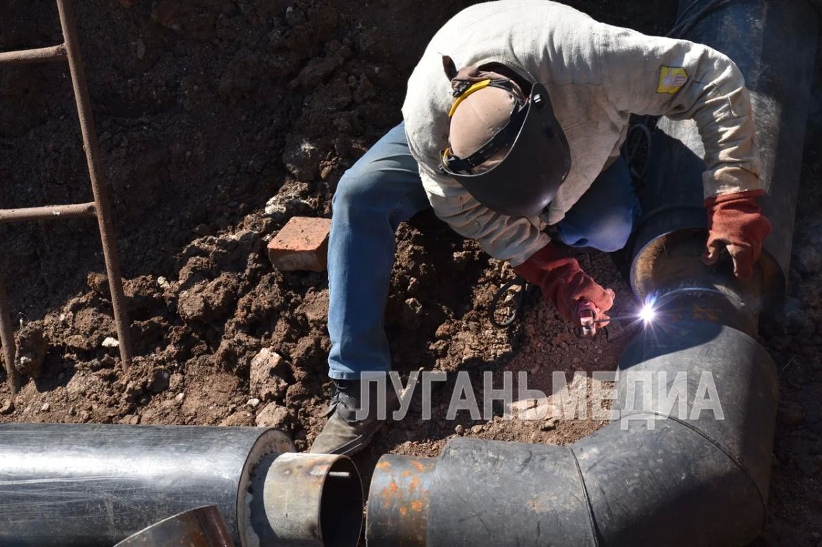 В Первомайске специалисты подрядной организации из региона-шефа Калужской области произвели замену труб участка теплосети В Первомайске специалисты подрядной организации из региона-шефа Калужской области произвели замену труб участка теплосети