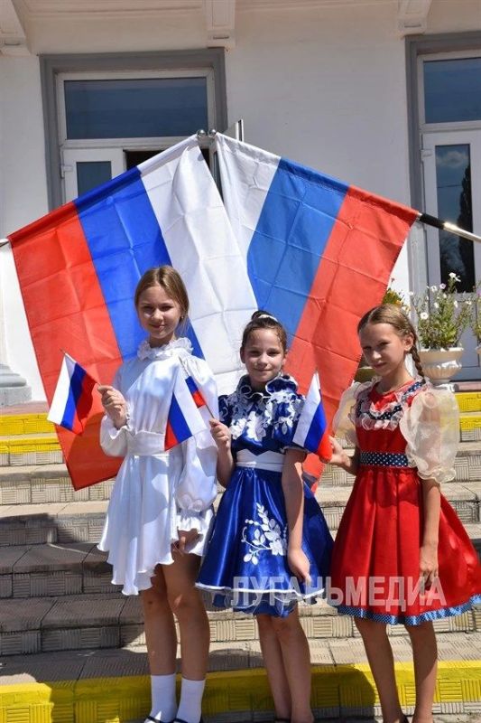 Танцевальный привет флагу Родины передают наши юные кировчане ко Дню Государственного флага Российской Федерации Танцевальный привет флагу Родины передают наши юные кировчане ко Дню Государственного флага Российской Федерации
