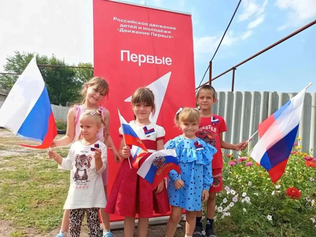 В преддверии Дня Государственного флага Российской Федерации активисты Славяносербского муниципального округа провели трогательную патриотическую акцию по раздаче ленточек-триколор В преддверии Дня Государственного флага Российской Федерации активисты Славяносербского муниципального округа провели трогательную патриотическую акцию по раздаче ленточек-триколор