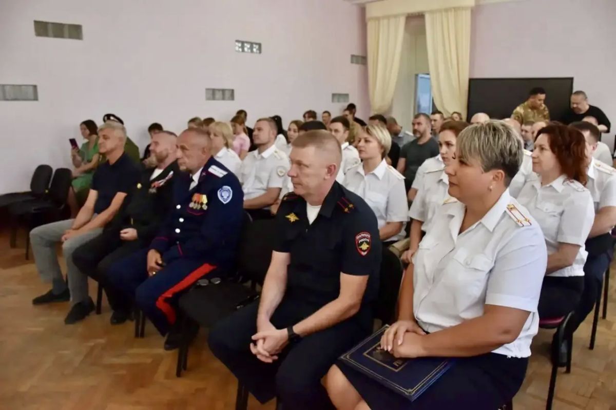 В День офицеров брянковские полицейские получили новые звания и благодарности В День офицеров брянковские полицейские получили новые звания и благодарности