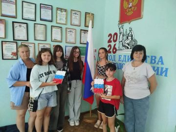 В Ящиковском Доме культуры прошёл мастер-класс по изготовлению флага России