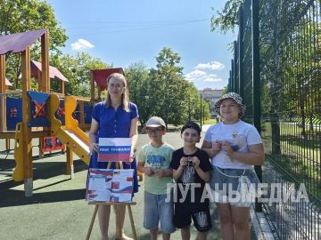 Сотрудники Кировской детской библиотеки провели для юных жителей города патриотическую акцию «Наш триколор», приуроченную ко Дню государственного флага России