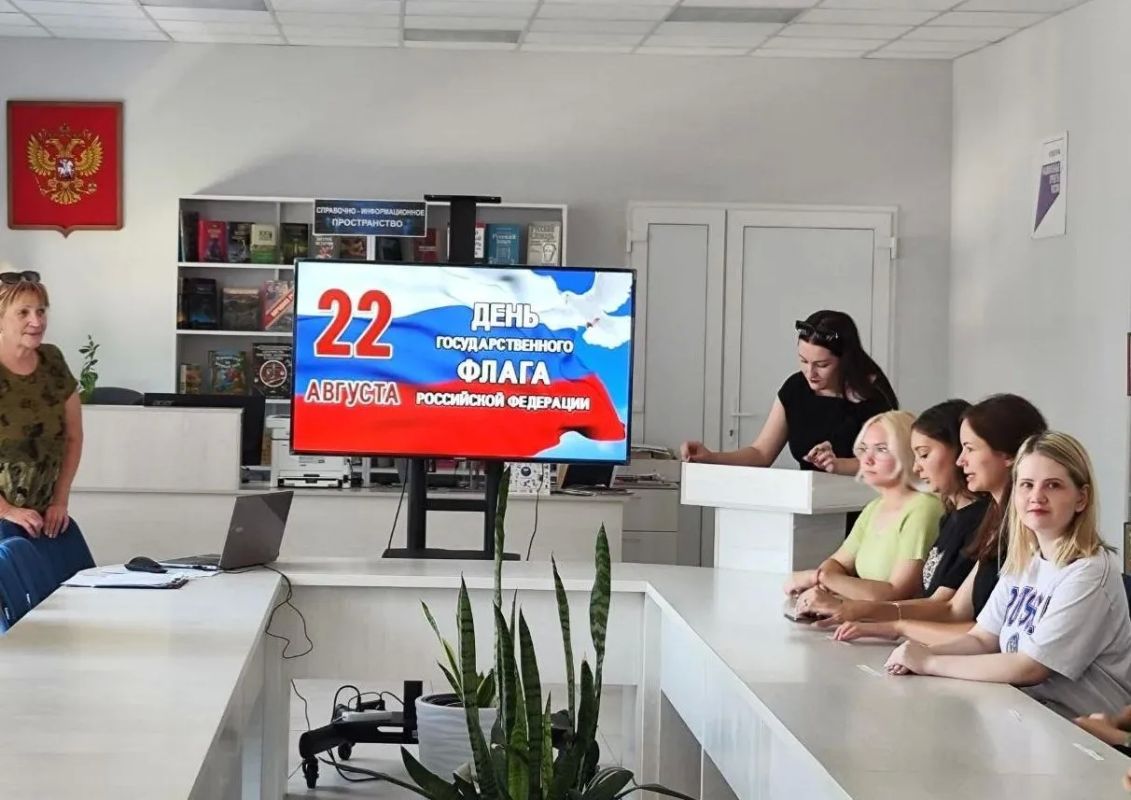 Час истории: «Величаво над страной реет флаг земли родной»