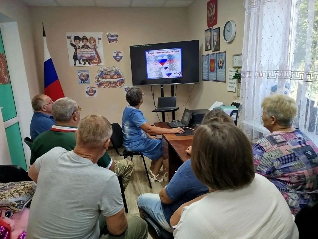 Владимир Чернев: В преддверии Дня государственного флага Российской Федерации в библиотеках нашего округа прошли различные мероприятия, акции и флешмобы Владимир Чернев: В преддверии Дня государственного флага Российской Федерации в библиотеках нашего округа прошли различные мероприятия, акции и флешмобы
