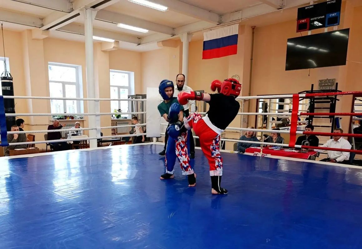 Развитию спорта в Северодонецке уделяется пристальное внимание: и взрослые, и дети с удовольствием посещают многочисленные спортивные секции в трех спортшколах, расположенных в разных уголках нашего города Развитию спорта в Северодонецке уделяется пристальное внимание: и взрослые, и дети с удовольствием посещают многочисленные спортивные секции в трех спортшколах, расположенных в разных уголках нашего города
