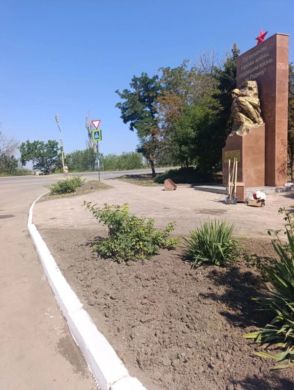 В пгт Юбилейное благоустроили территорию у памятника воинам-шахтёрам В пгт Юбилейное благоустроили территорию у памятника воинам-шахтёрам