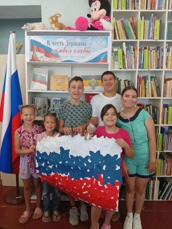 Владимир Чернев: В преддверии Дня государственного флага Российской Федерации в библиотеках нашего округа прошли различные мероприятия, акции и флешмобы Владимир Чернев: В преддверии Дня государственного флага Российской Федерации в библиотеках нашего округа прошли различные мероприятия, акции и флешмобы