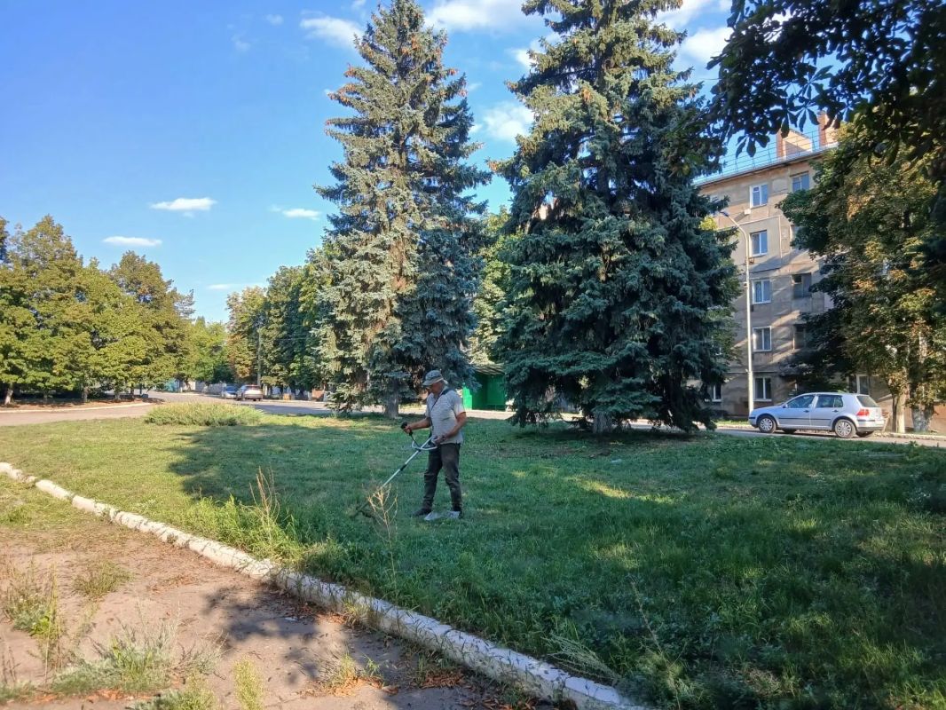 В преддверии праздника Дня города и Дня шахтера в Артемовске проводятся работы по наведению порядка в городе В преддверии праздника Дня города и Дня шахтера в Артемовске проводятся работы по наведению порядка в городе