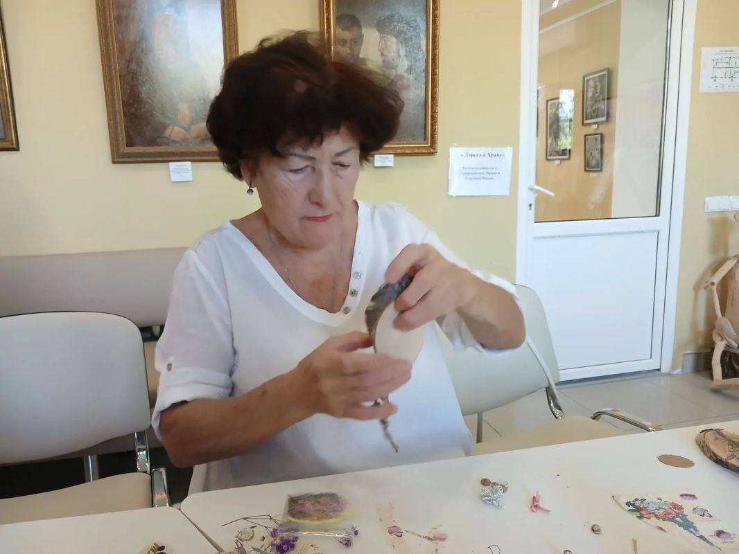 Тепло дерева в ладонях. В Северодонецкой галерее искусств прошел невероятно уютный мастер-класс! Наши прекрасные участницы проекта «Серебряная кисть» погрузились в мир декупажа и создали особенные вещицы — декоративные... Тепло дерева в ладонях. В Северодонецкой галерее искусств прошел невероятно уютный мастер-класс! Наши прекрасные участницы проекта «Серебряная кисть» погрузились в мир декупажа и создали особенные вещицы — декоративные...
