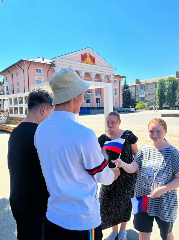 Молодёжный совет Лутугино поздравил жителей с Днём флага России Молодёжный совет Лутугино поздравил жителей с Днём флага России