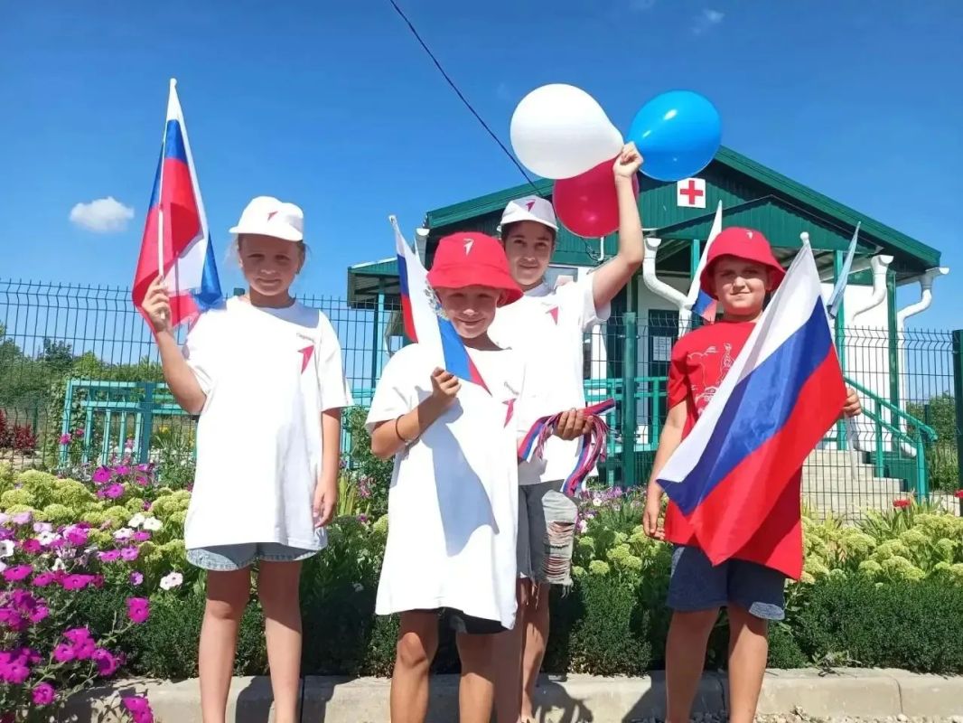 В преддверии Дня Государственного флага Российской Федерации активисты Славяносербского муниципального округа провели трогательную патриотическую акцию по раздаче ленточек-триколор В преддверии Дня Государственного флага Российской Федерации активисты Славяносербского муниципального округа провели трогательную патриотическую акцию по раздаче ленточек-триколор