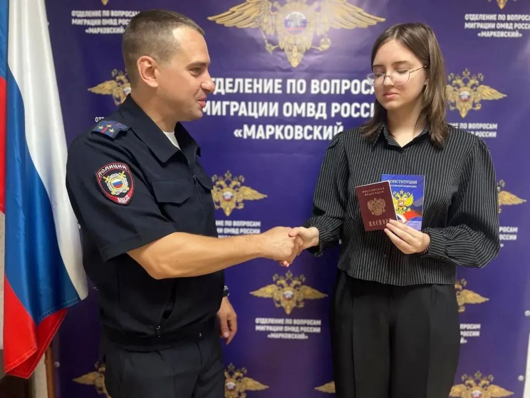 Торжественные церемонии выдачи паспортов гражданина России приурочили ко Дню Государственного флага страны Торжественные церемонии выдачи паспортов гражданина России приурочили ко Дню Государственного флага страны