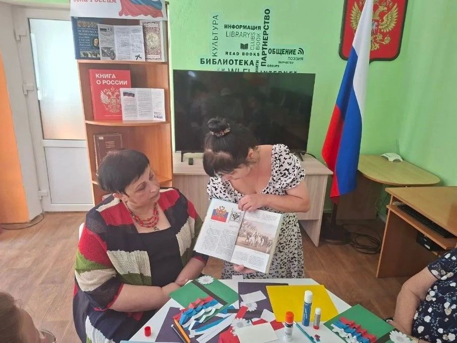 В преддверии Дня Государственного флага Российской Федерации библиотекари пригласили своих пользователей на Час Отечества "Под символом славным могучей державы" В преддверии Дня Государственного флага Российской Федерации библиотекари пригласили своих пользователей на Час Отечества "Под символом славным могучей державы"