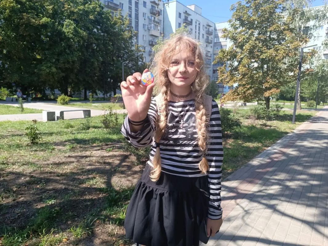 Ко Дню государственного флага России сотрудники Кировской детской библиотеки-филиала №1 МБУ "Кировская ЦГБ" провели патриотическую акцию «Наш триколор» Ко Дню государственного флага России сотрудники Кировской детской библиотеки-филиала №1 МБУ "Кировская ЦГБ" провели патриотическую акцию «Наш триколор»