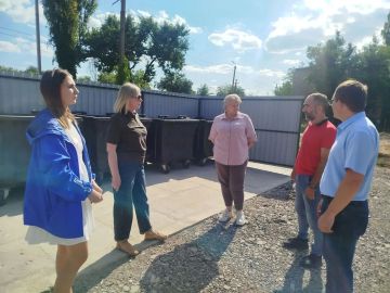 В Брянке продолжается планомерная работа по благоустройству контейнерных площадок