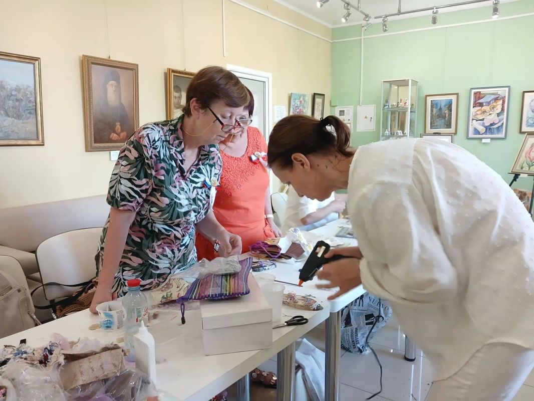 Тепло дерева в ладонях. В Северодонецкой галерее искусств прошел невероятно уютный мастер-класс! Наши прекрасные участницы проекта «Серебряная кисть» погрузились в мир декупажа и создали особенные вещицы — декоративные... Тепло дерева в ладонях. В Северодонецкой галерее искусств прошел невероятно уютный мастер-класс! Наши прекрасные участницы проекта «Серебряная кисть» погрузились в мир декупажа и создали особенные вещицы — декоративные...
