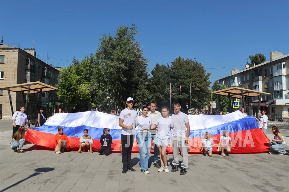 В Свердловске прошла всероссийская акция #ПоднятьФлаг В Свердловске прошла всероссийская акция #ПоднятьФлаг