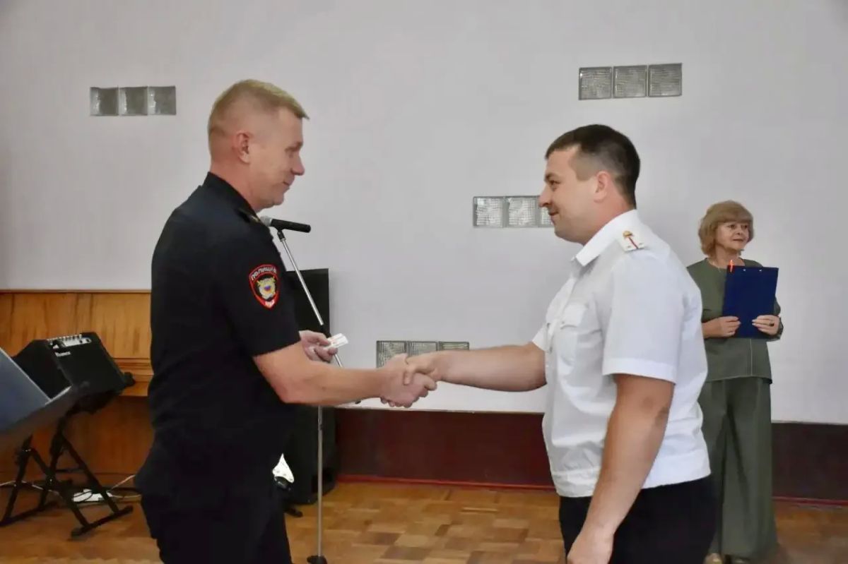 В День офицеров брянковские полицейские получили новые звания и благодарности В День офицеров брянковские полицейские получили новые звания и благодарности
