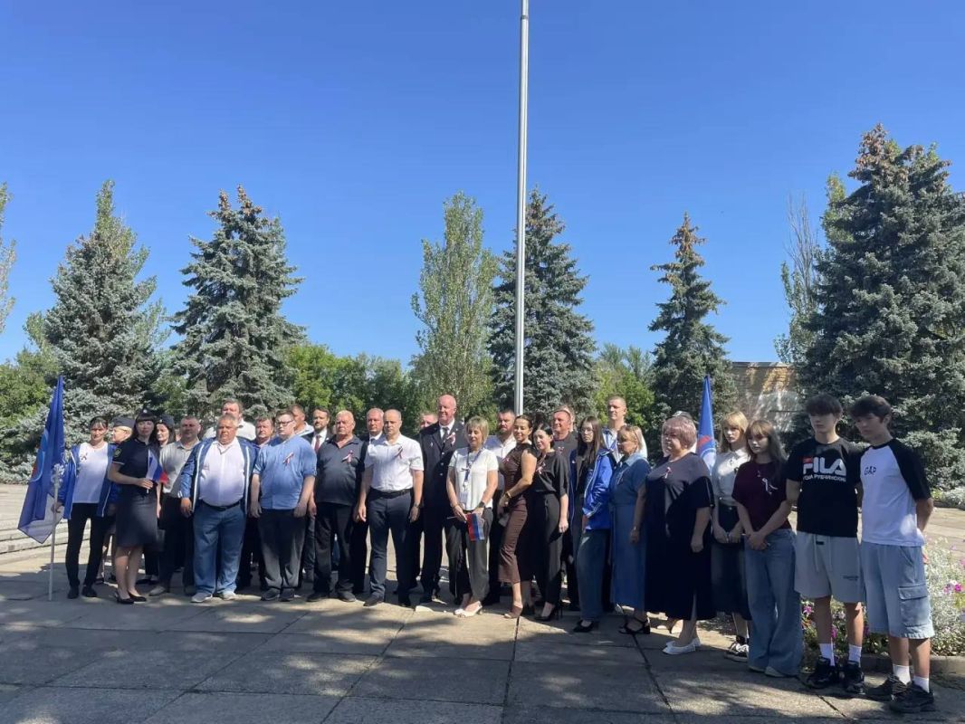 Сегодня, в Красном Луче состоялась торжественная церемония поднятия главного символа нашей страны в честь Дня Государственного флага Российской Федерации Сегодня, в Красном Луче состоялась торжественная церемония поднятия главного символа нашей страны в честь Дня Государственного флага Российской Федерации
