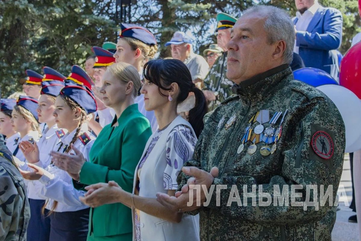 В Луганске прошел патриотический флешмоб, посвященный Дню Государственного флага В Луганске прошел патриотический флешмоб, посвященный Дню Государственного флага