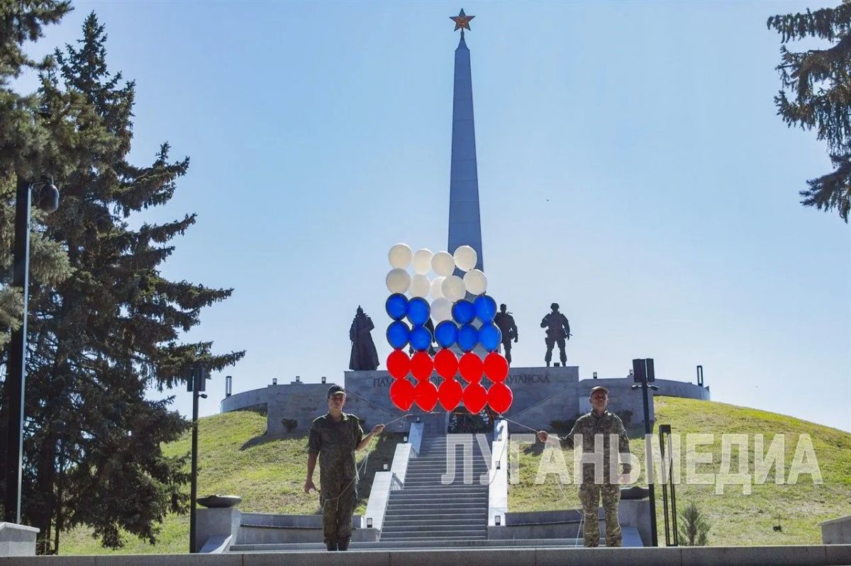 В Луганске прошел патриотический флешмоб, посвященный Дню Государственного флага В Луганске прошел патриотический флешмоб, посвященный Дню Государственного флага
