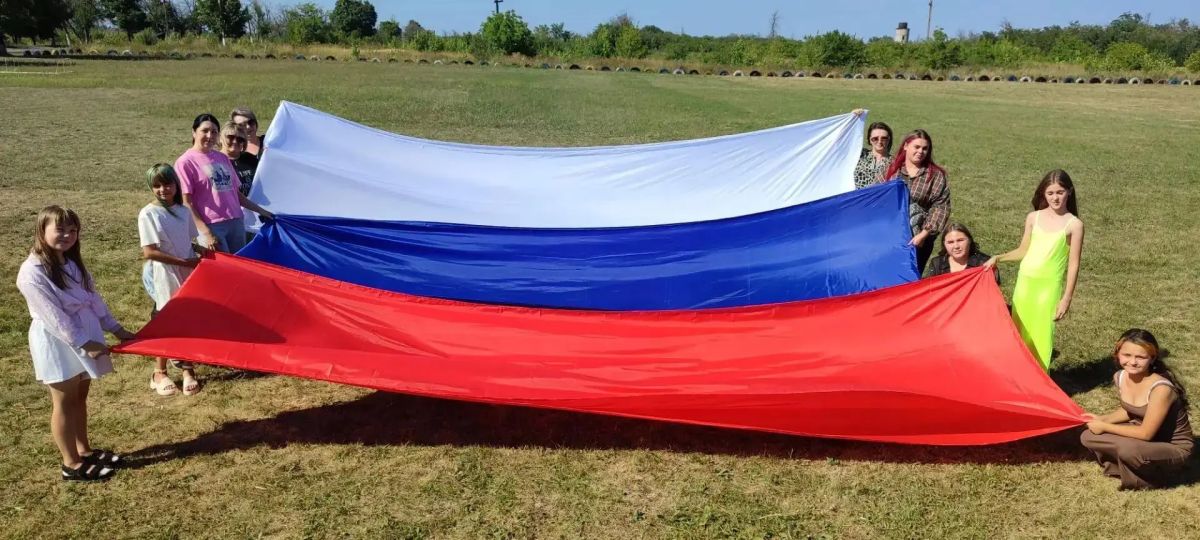 Сотрудники отдела по обеспечению жизнедеятельности пгт Шахтерский совместно с работниками Шахтерского поселкового клуба и участниками клубной самодеятельности организовали незабываемый флешмоб под названием "Душа России в... Сотрудники отдела по обеспечению жизнедеятельности пгт Шахтерский совместно с работниками Шахтерского поселкового клуба и участниками клубной самодеятельности организовали незабываемый флешмоб под названием "Душа России в...