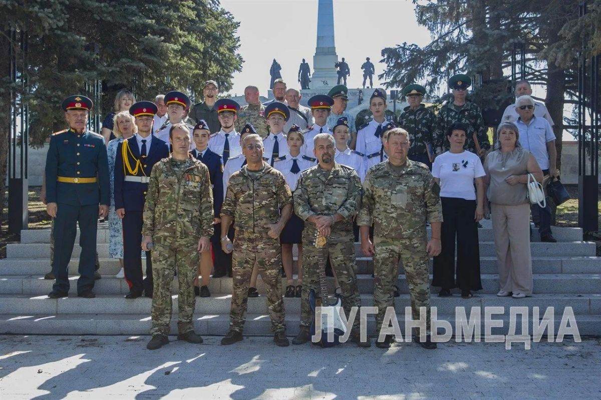 В Луганске прошел патриотический флешмоб, посвященный Дню Государственного флага В Луганске прошел патриотический флешмоб, посвященный Дню Государственного флага