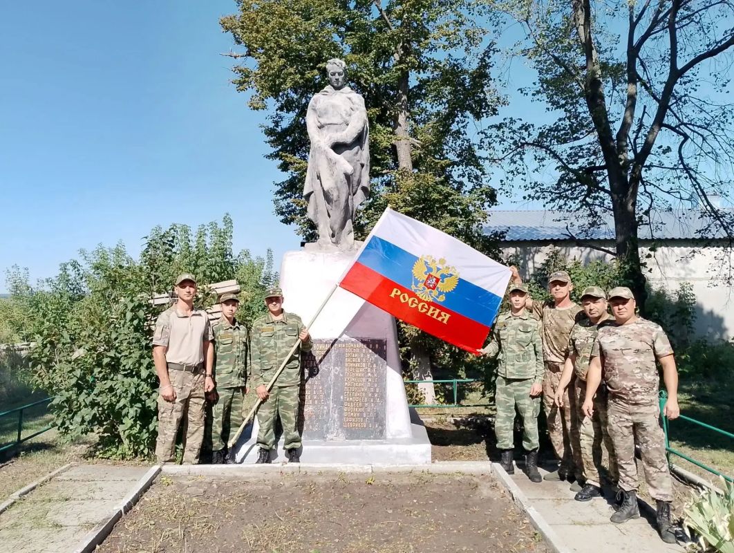 Сотрудники ГБОУ ЛНР "Старобельский корпус имени Маргелова" совместно с кадетами активно приняли участие в акции «Мир, благородство», в рамках которой они заменили флагшток Сотрудники ГБОУ ЛНР "Старобельский корпус имени Маргелова" совместно с кадетами активно приняли участие в акции «Мир, благородство», в рамках которой они заменили флагшток