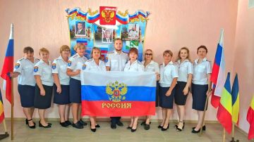 Педагогический коллектив ГБОУ ЛНР «Кудряшовская ОШ» Кременского муниципального округа присоединяется к торжественным поздравлениям с Днём Государственного флага России