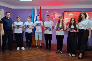 Ко Дню государственного флага РФ в Свердловском муниципальном округе состоялась торжественная церемония вручения главного документа страны