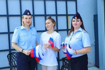 Правоохранители Беловодского района поздравили местных жителей с Днём Флага