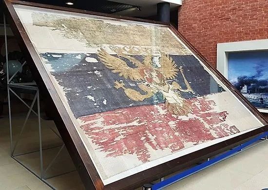 Вы знали, что именно в Санкт-Петербурге можно увидеть старейший российский триколор?