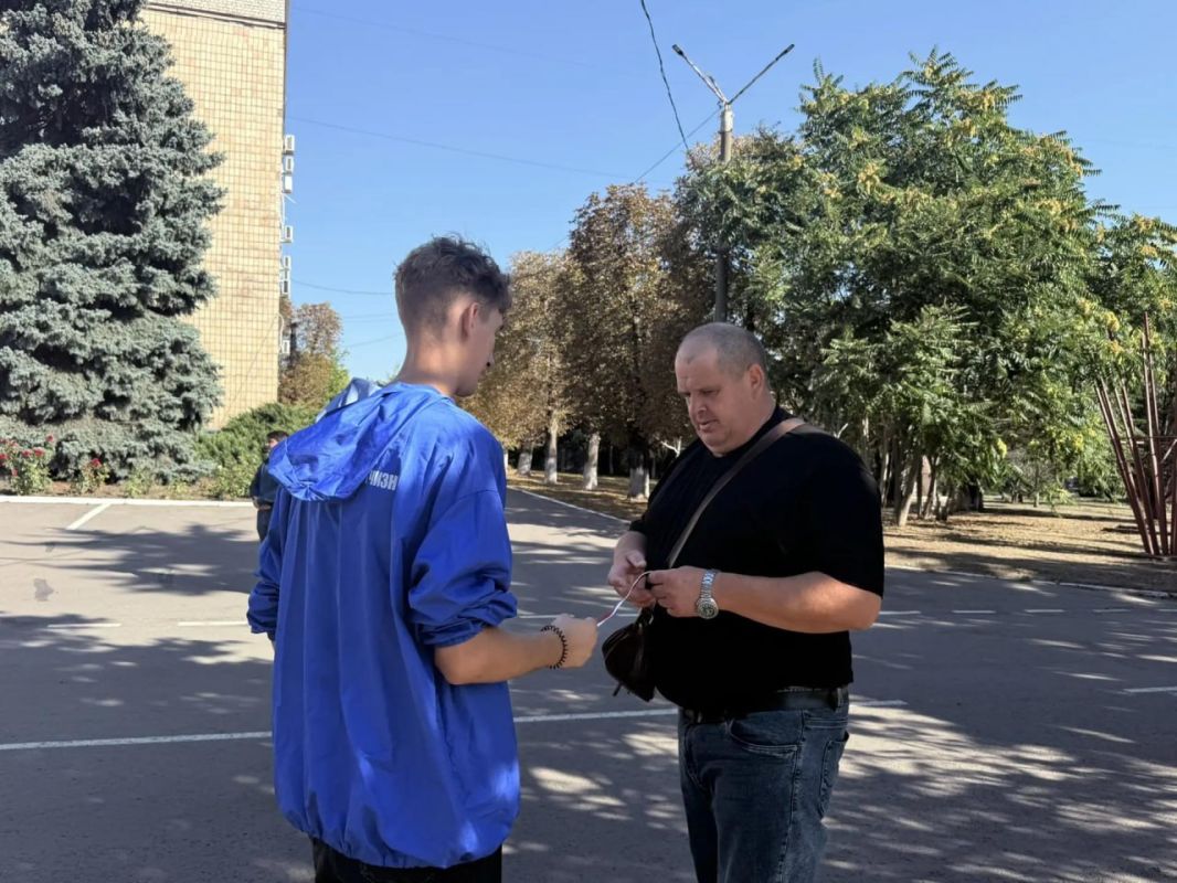 В Славяносербске состоялись митинг и торжественная церемония поднятия Государственного флага России В Славяносербске состоялись митинг и торжественная церемония поднятия Государственного флага России