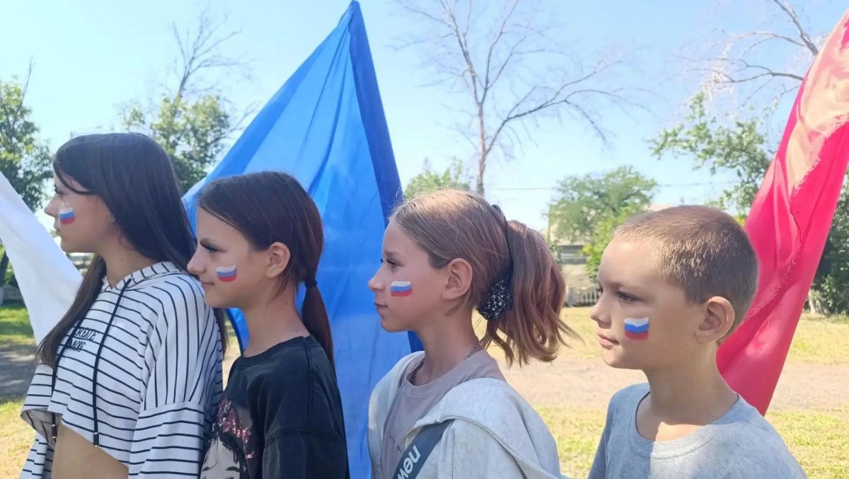 В структурных подразделениях Молодогвардейского Дворца культуры «Юность» прошли патриотические мероприятия, посвящённые Дню Государственного флага Российской Федерации В структурных подразделениях Молодогвардейского Дворца культуры «Юность» прошли патриотические мероприятия, посвящённые Дню Государственного флага Российской Федерации