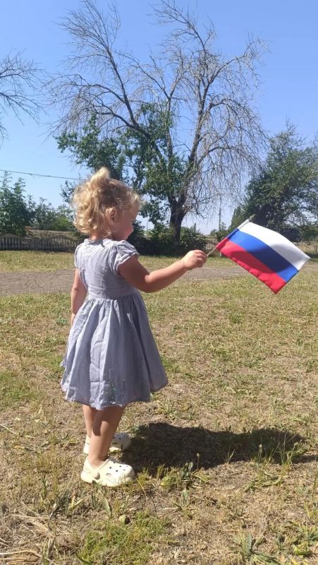 В структурных подразделениях Молодогвардейского Дворца культуры «Юность» прошли патриотические мероприятия, посвящённые Дню Государственного флага Российской Федерации В структурных подразделениях Молодогвардейского Дворца культуры «Юность» прошли патриотические мероприятия, посвящённые Дню Государственного флага Российской Федерации