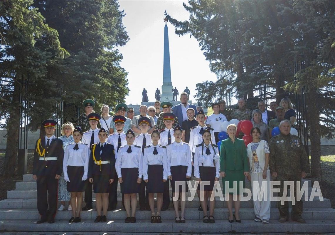 В Луганске прошел патриотический флешмоб, посвященный Дню Государственного флага В Луганске прошел патриотический флешмоб, посвященный Дню Государственного флага