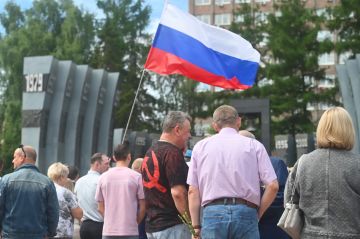 Леонид Пасечник поздравил жителей ЛНР с Днем Государственного флага