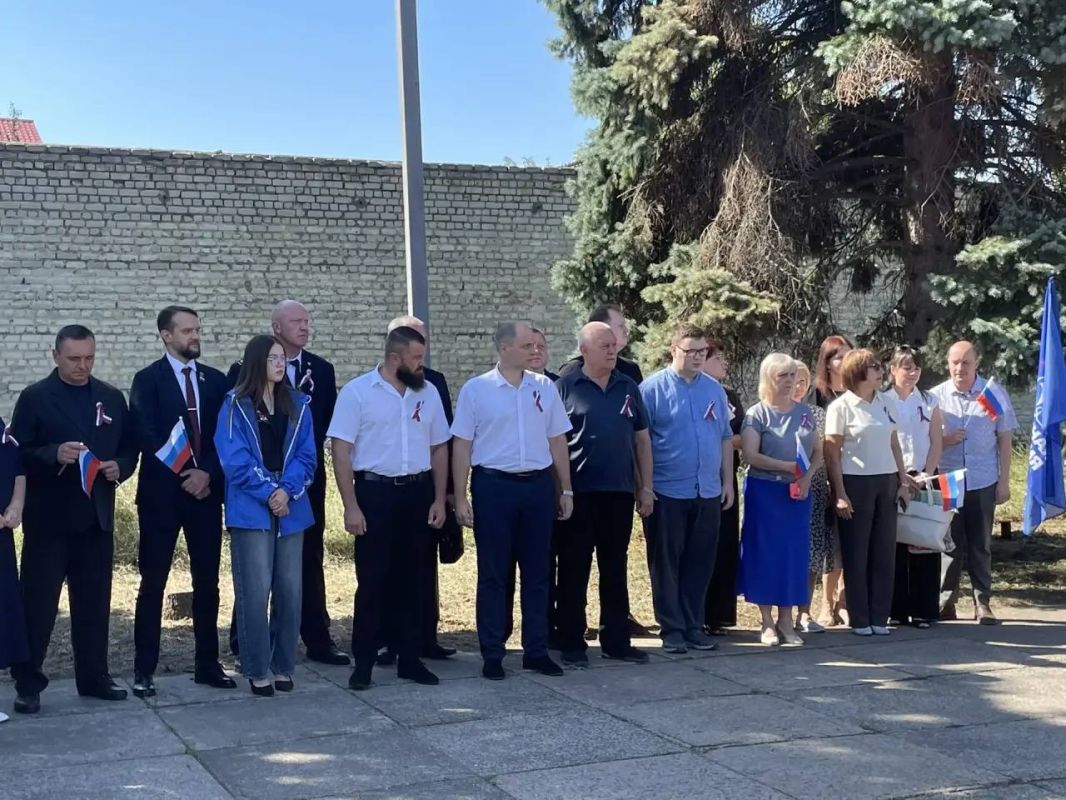 Сегодня, в Красном Луче состоялась торжественная церемония поднятия главного символа нашей страны в честь Дня Государственного флага Российской Федерации