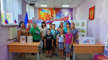 Активисты первичного отделения Единой России №8 и партпроекта «Культура малой Родины» совместно с творческими сотрудниками Желтенского сельского клуба и библиотеки-филиала №12 провели информационный час ко Дню флага России...