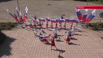 ТК "Родной" ПОД ФЛАГОМ ВЕЛИКОЙ СТРАНЫ В Луганской Народной Республике День Российского флага отметили торжественными поднятиями триколора, яркими флешмобами и патриотическими акциями