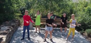 22 августа в пгт Городище ко Дню Государственного флага России прошел флешмоб с участием детей и учреждений — и это было невероятно трогательно и здорово!