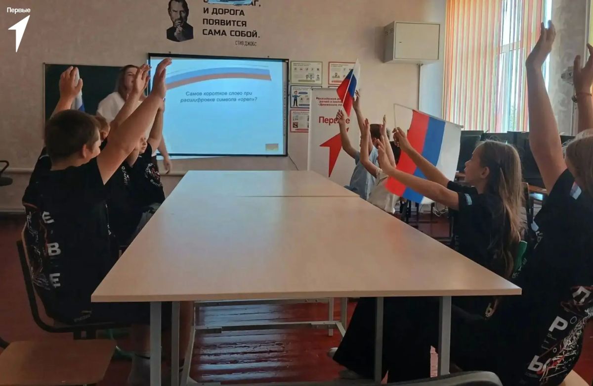Символ единства!. Первые Михайлюковской школы присоединились ко Всероссийской акции «Символ народа», посвящённой Дню Государственного флага Российской Федерации Ребята приняли участие в интеллектуальной игре и проверили свои... Символ единства!. Первые Михайлюковской школы присоединились ко Всероссийской акции «Символ народа», посвящённой Дню Государственного флага Российской Федерации Ребята приняли участие в интеллектуальной игре и проверили свои...