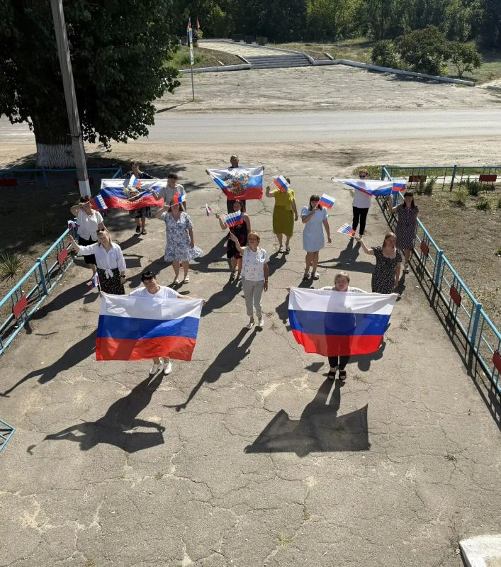 Ко Дню Государственного флага Российской Федерации Администрация села Епифановки Кременского МО, сельский клуб и ГБОУ ЛНР «Епифановская ОШ» объединили усилия, и провели яркий, зажигательный флешмоб Ко Дню Государственного флага Российской Федерации Администрация села Епифановки Кременского МО, сельский клуб и ГБОУ ЛНР «Епифановская ОШ» объединили усилия, и провели яркий, зажигательный флешмоб