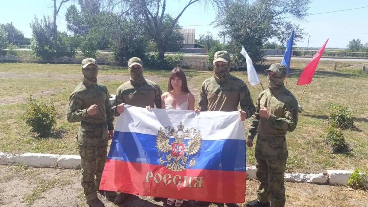 В структурных подразделениях Молодогвардейского Дворца культуры «Юность» прошли патриотические мероприятия, посвящённые Дню Государственного флага Российской Федерации В структурных подразделениях Молодогвардейского Дворца культуры «Юность» прошли патриотические мероприятия, посвящённые Дню Государственного флага Российской Федерации