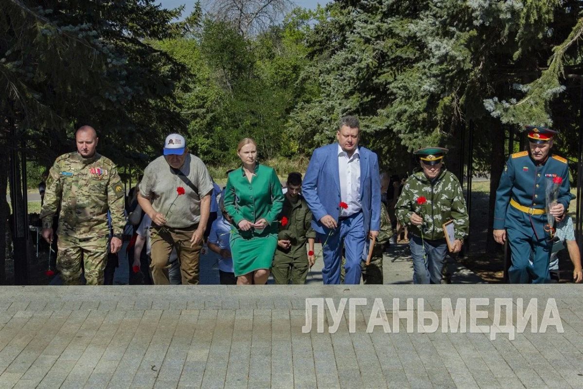 В Луганске прошел патриотический флешмоб, посвященный Дню Государственного флага В Луганске прошел патриотический флешмоб, посвященный Дню Государственного флага