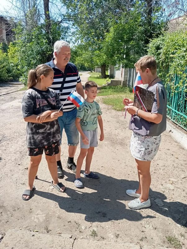 В структурных подразделениях Молодогвардейского Дворца культуры «Юность» прошли патриотические мероприятия, посвящённые Дню Государственного флага Российской Федерации В структурных подразделениях Молодогвардейского Дворца культуры «Юность» прошли патриотические мероприятия, посвящённые Дню Государственного флага Российской Федерации
