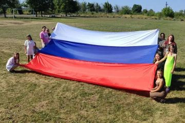 Сотрудники отдела по обеспечению жизнедеятельности пгт Шахтерский совместно с работниками Шахтерского поселкового клуба и участниками клубной самодеятельности организовали незабываемый флешмоб под названием "Душа России в...