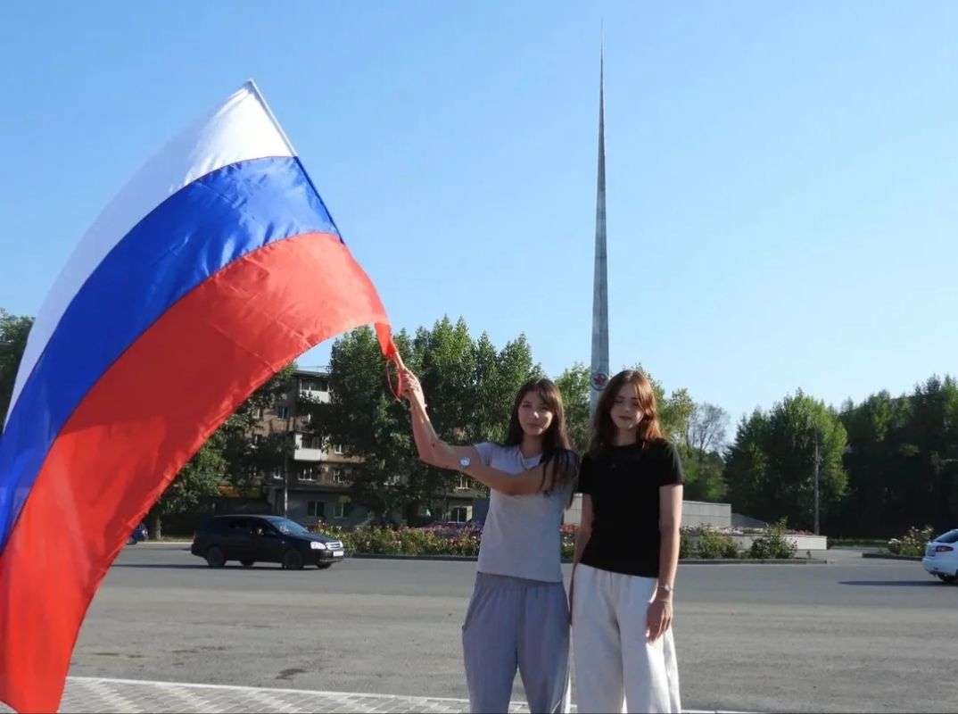 Молодёжный центр присоединился к Всероссийской акции «Символ народа»! Молодёжный центр присоединился к Всероссийской акции «Символ народа»!