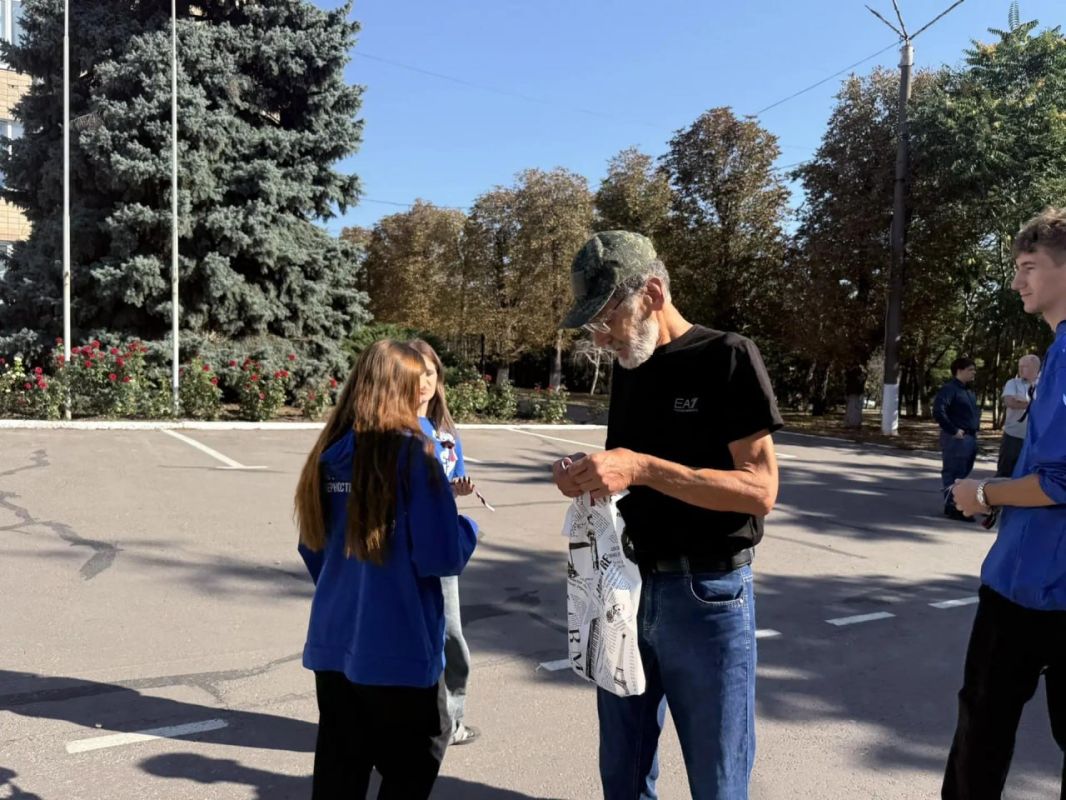 В Славяносербске состоялись митинг и торжественная церемония поднятия Государственного флага России В Славяносербске состоялись митинг и торжественная церемония поднятия Государственного флага России