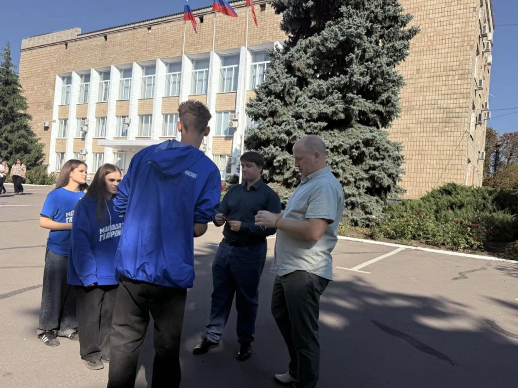 В Славяносербске состоялись митинг и торжественная церемония поднятия Государственного флага России В Славяносербске состоялись митинг и торжественная церемония поднятия Государственного флага России